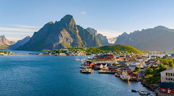 Reine, in the beautiful Lofoten Islands, offers stunning mountains and clear waters, ideal for travel lovers and nature enthusiasts seeking adventure and breathtaking beauty